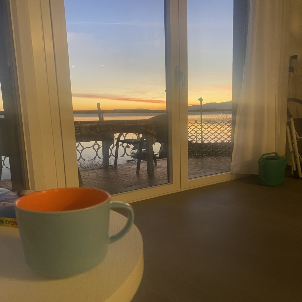 Blick auf den Wohnbereich am Abend